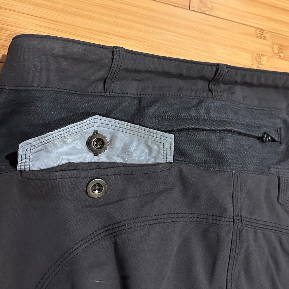 Lululemon size 8 bike commuter pants - Picture 3 of 7
